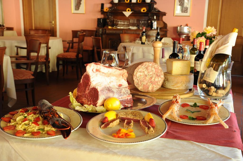 Hotel Ristorante Corona Lukka Zewnętrze zdjęcie